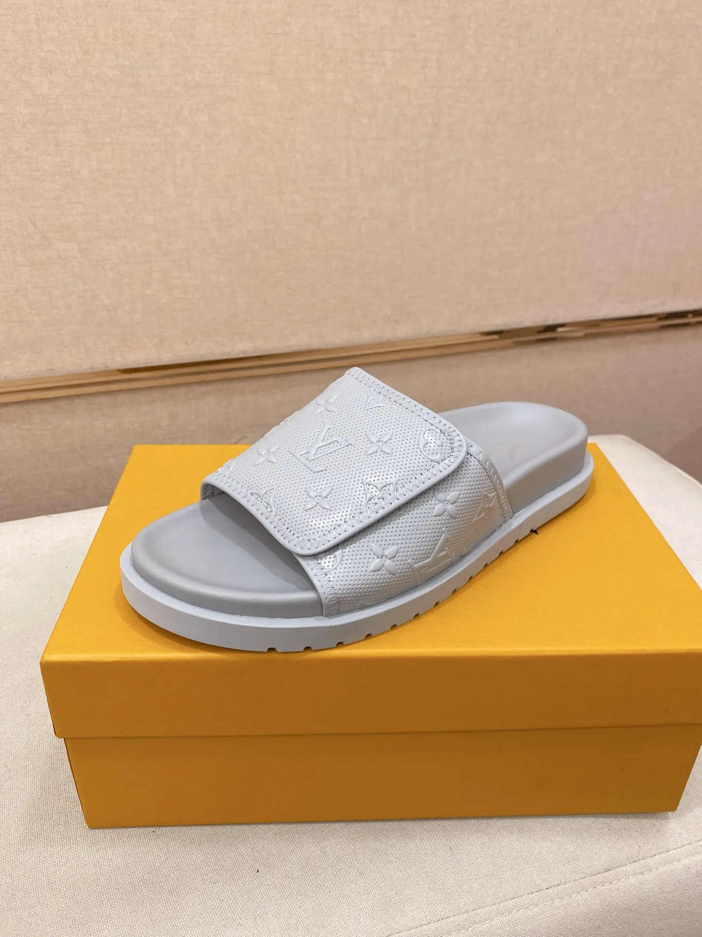 Men's shoes💰: 320💰Made by LV🔍Top purchasing agent, men's spring and summer slippers are available at the same counter. The uppers are made of cowhide imported from Italy, with logo graphics and high-quality craftsmanship. Soles: original soles specially provided by the original factory. Exclusive molded soles are super comfortable. Original goods with single order, 🔍🔍high quality, you can enter and exit the counter at will. Welcome to compare, code number 38-44.